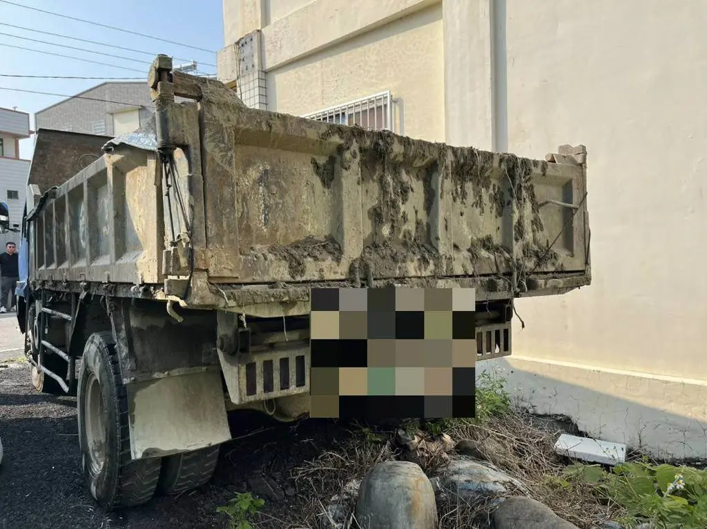 ▲羅姓司機在傾倒土方時，疑似沒注意後方狀況，直接將潘姓婦人活埋。（圖／翻攝畫面）