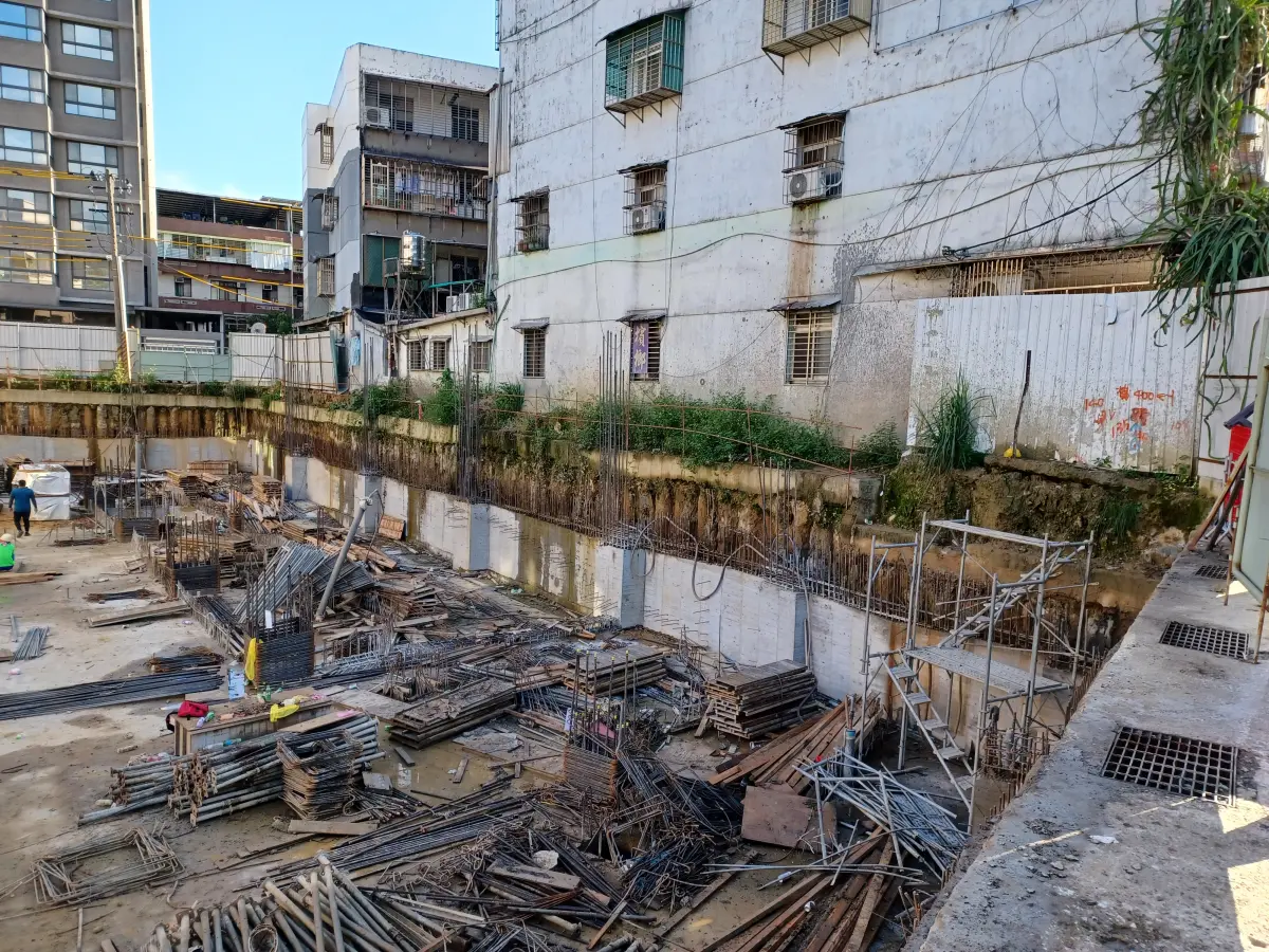 ▲基隆七堵百一街工地5月間施工釀成電線桿塌陷意外，在目前工地基礎大體完成後，市府今晚宣布立即停工。(圖 ／基隆市政府提供)