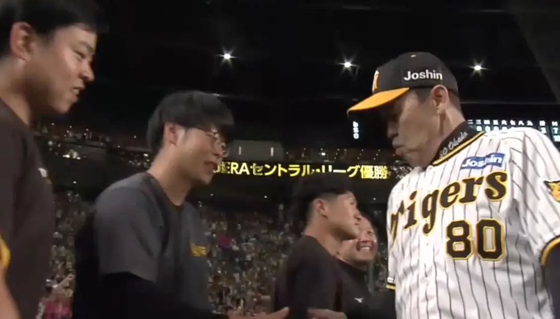 ▲阪神虎奪冠，監督岡田彰布獲得全場球迷歡呼與選手高拋。（取自虎TV)