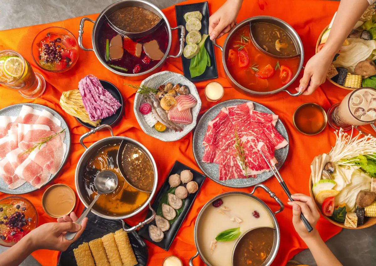 ▲小火鍋品牌「呷哺呷哺」今年3月榮耀返台，繼新光南西店後，本月插旗信義區火鍋聖地ATT 4 FUN，即日起~9月17日推出快閃優惠，活動期間有429元套餐全時段買一送一、限時限額百元特價等好康。（圖／「呷哺呷哺」提供）