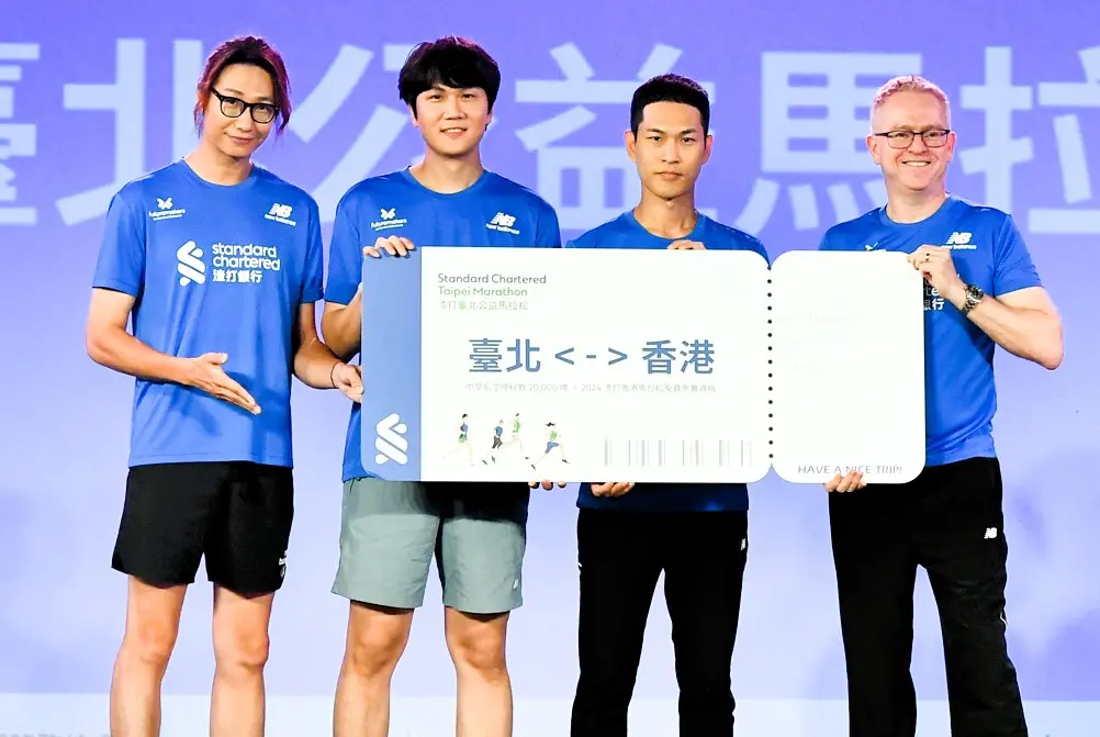 ▲活動大使宇宙人與渣打銀行長官一同號召宇宙友「一起去跑步、一起做公益、一起推永續、一起來報名」。官方提供