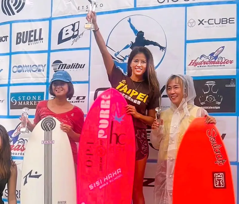 ▲Kimberly陳美彤(右2)拿下「CWSA亞洲快艇衝浪錦標賽」Masters Women Wakesurf冠軍。（STARFiSH星予公關）