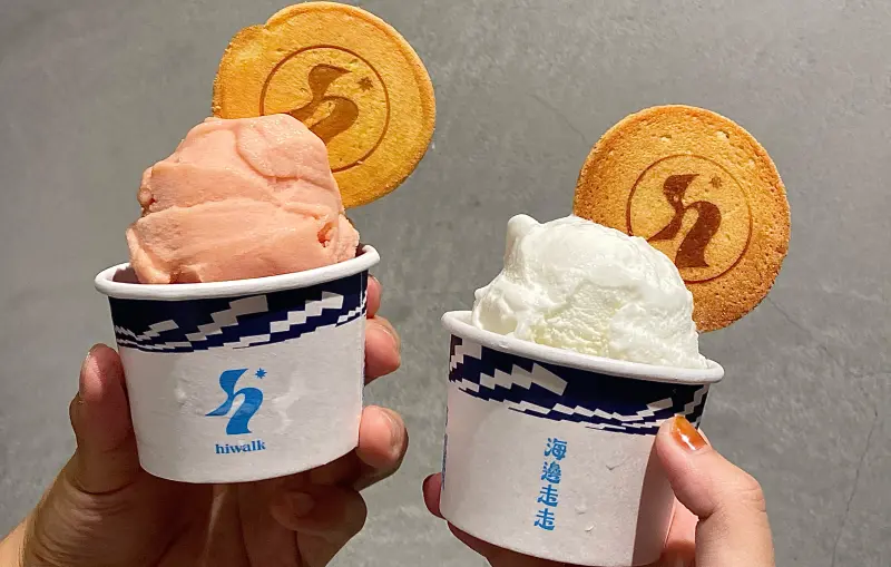 ▲包餡蛋捲「海邊走走」在西門町開賣義式冰淇淋Gelato。開幕姓名對中1字「只要10元」！Mister Donut甜甜圈「買6送3」優惠，開賣LINE FRIENDS熊大抱枕。（圖／海邊走走提供）