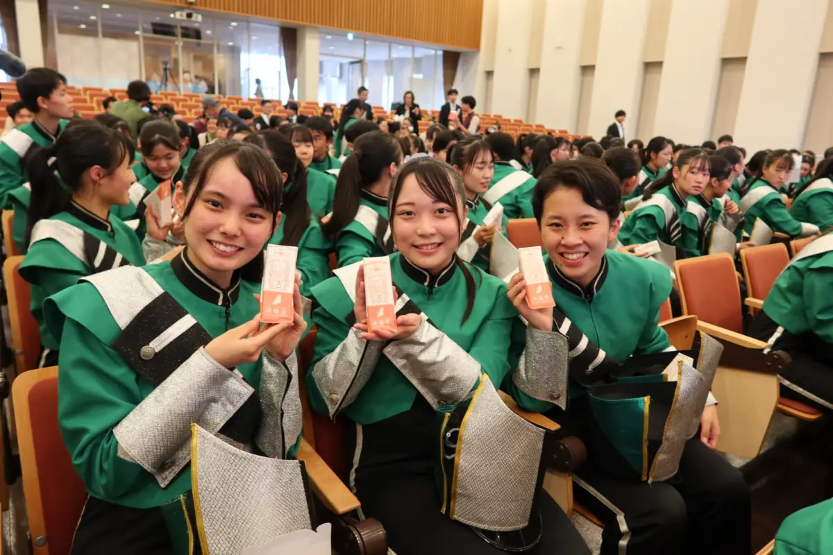 ▲日本東京農業大學第二高等學校即將在國慶來台表演，文總赴日拜訪、贈送台灣美食慰勞學生。（圖／文總提供）