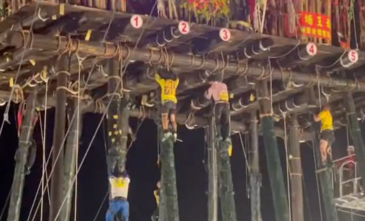 ▲宜蘭頭城搶孤活動睽違三年舉辦，吸引不少參賽者參加，現場觀眾都表示相當震撼。（圖/翻攝畫面）