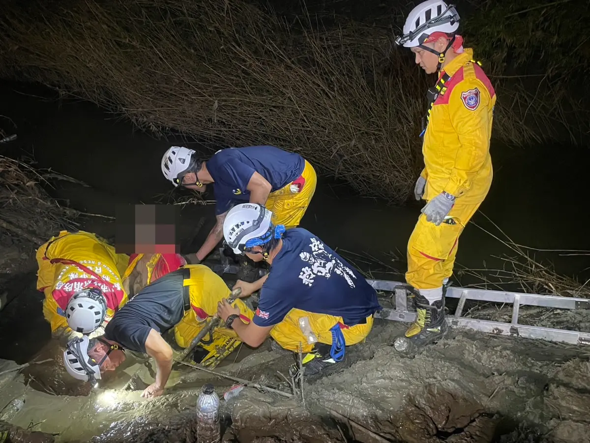 ▲台電人員陷入泥淖中無法脫困，消防員接觸時身體已淹沒至胸部，即刻進行救援。（圖／翻攝畫面）