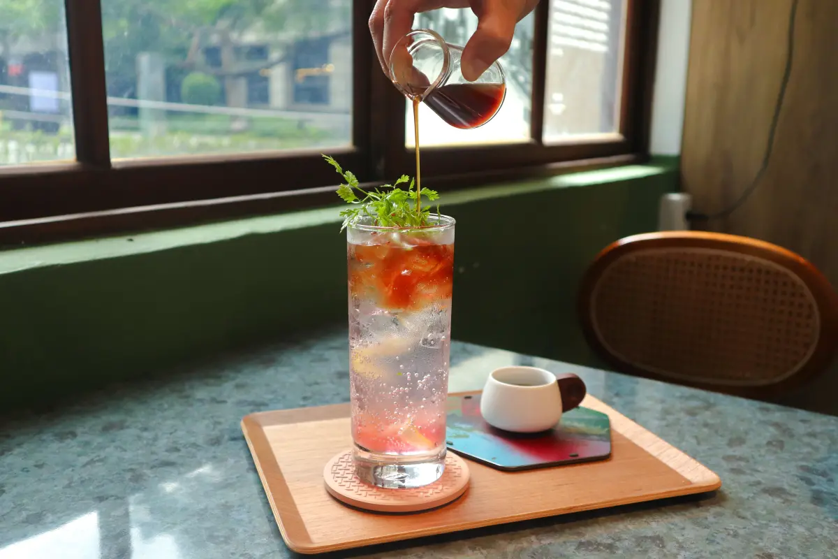 ▲台電再次挑戰跨界合作，與知名連鎖咖啡品牌cama café聯名推出「野咖」主題季，將於本月登場至11月14日，其中5款新品搭上文青日月潭杯墊超吸睛。（圖／台電提供）