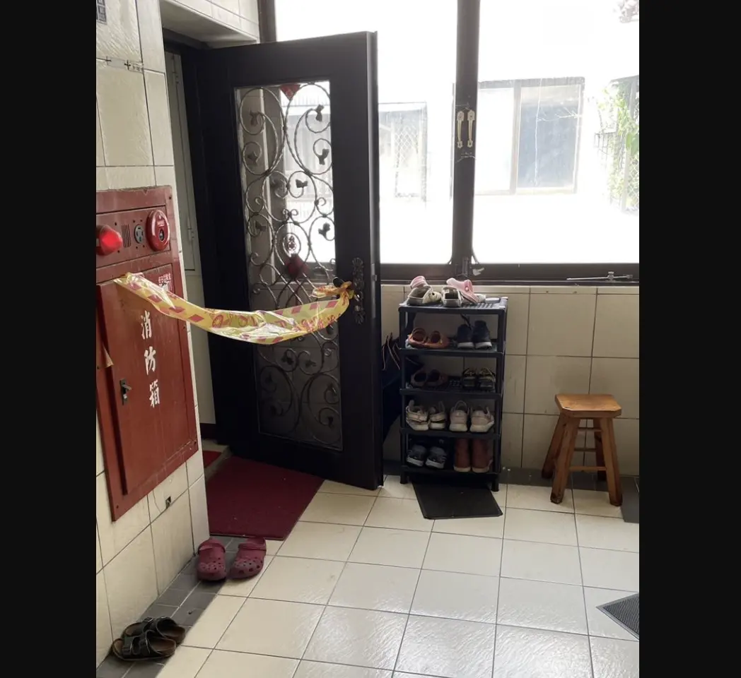 ▲高雄苓雅區羅姓夫婦今（15）日上午在住家遭砍身亡，兩名年幼的兒子目睹全程，高雄市社會局接獲通知後，已隨即派社工前往現場，由於兩名幼童的親友也住在同棟大樓，目前由親友代為照顧。（圖／翻攝畫面）