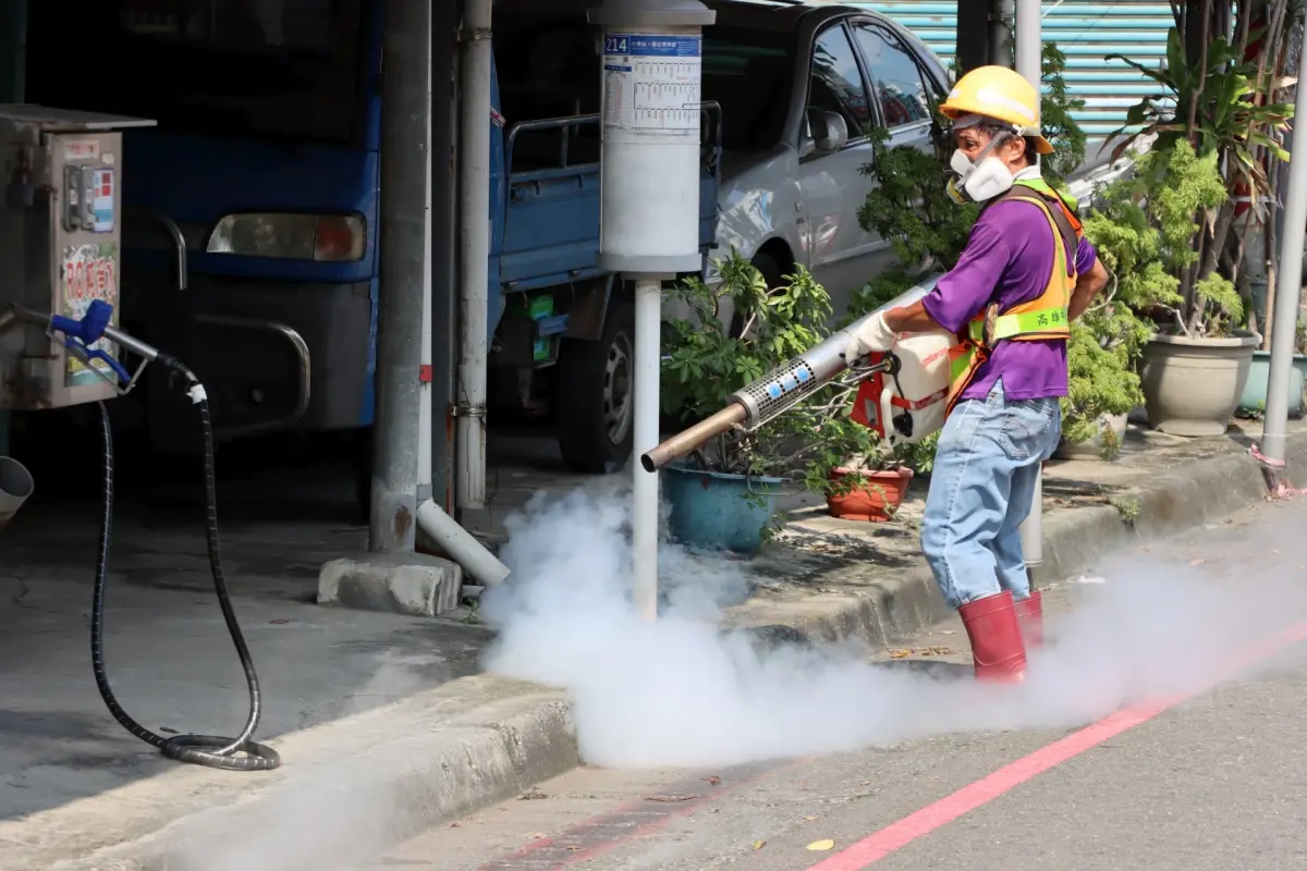 ▲高雄市議員鍾易仲接獲民眾爆料，指衛生局竟要求廠商除蟲菊酯類除蟲藥劑量加大30倍。（示意圖／高雄市衛生局提供）