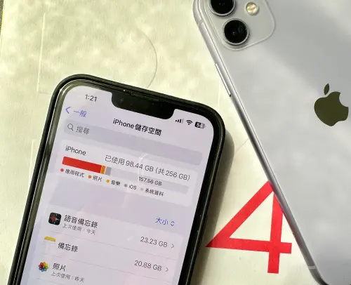 ▲iPhone 15系列今（15）晚開放預購，開選擇多少容量，檢查一下手機就會知道。（圖／周淑萍攝）