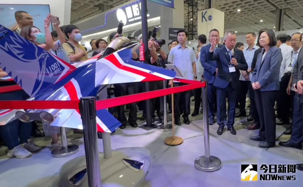 ▲2023年台北國際航太暨國防工業展，蔡英文總統前往漢翔公司攤位，聽取勇鷹高教機簡介。（圖／漢翔提供）