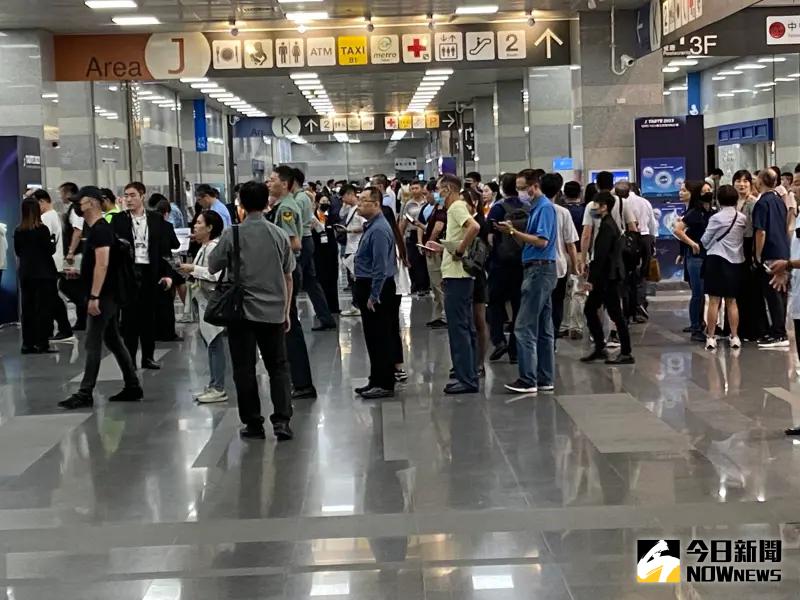 ▲2023年台北國際航太暨國防工業展,入口處安檢大排長龍。(圖/記者呂炯昌攝,2023.09.15)