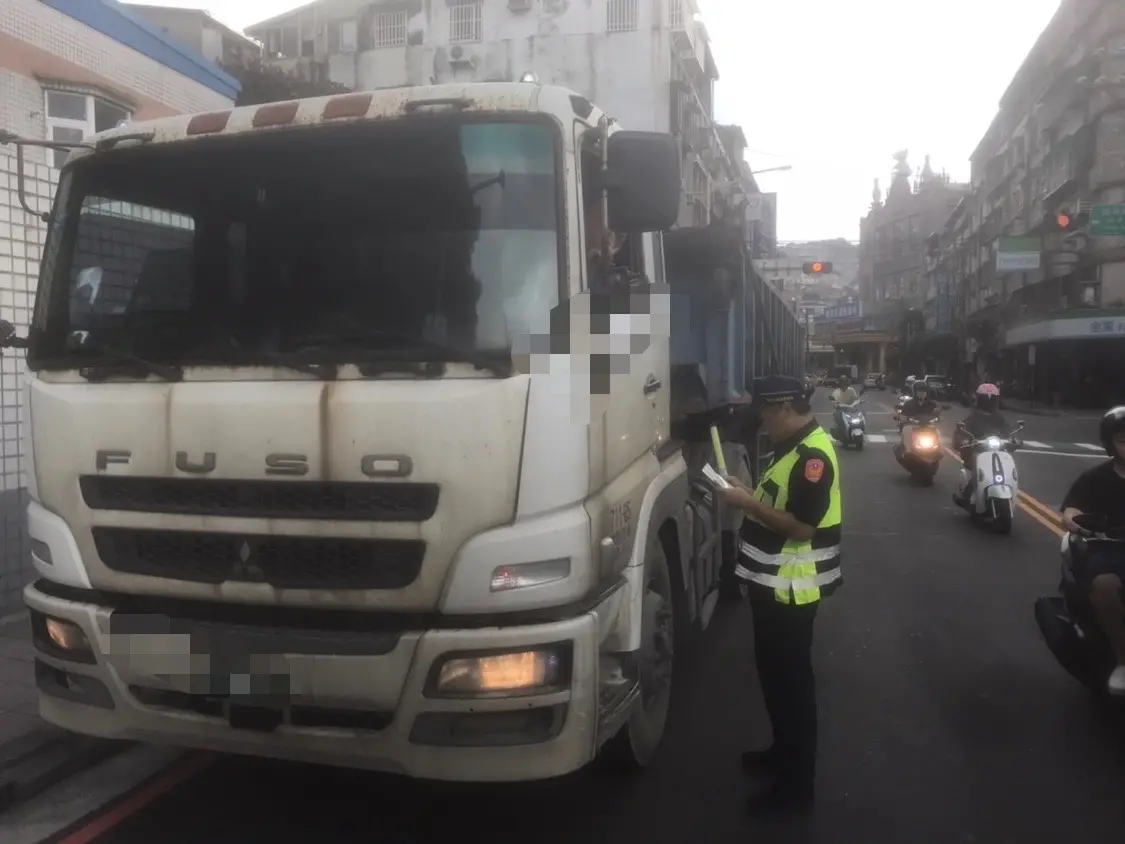 ▲為護學童上下學交通安全，中和警3天抓59件砂石車違規。（圖 ／新北市政府警察局中和分局提供）