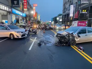 台南自小客跨雙黃線衝撞對向車波及4機車2人送醫
