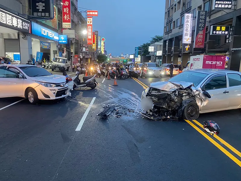 ▲台南市東區裕農路自小客車跨雙黃線衝撞對向自小客，2車頭半毀。（圖／台南市警察局第一分局提供）