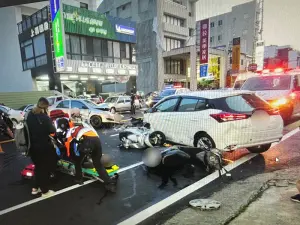 ▲台南市東區裕農路自小客車跨雙黃線衝撞對向自小客，波及4輛機車2人送醫。（圖／台南市警察局第一分局提供）