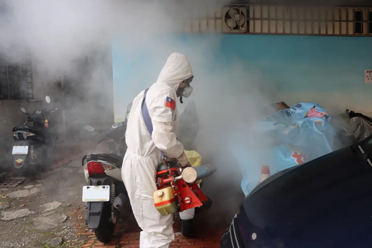 ▲高雄市衛生局表示，針對登革熱，高雄市所選用室內外噴灑藥劑均屬環境部登記的「環境衛生用藥」，專家表示對人類毒性低、對蚊子毒性較高。（示意圖／高雄市衛生局提供）