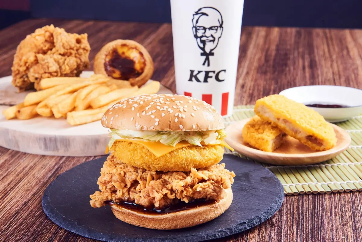 ▲肯德基中秋限定賞月餐，「6塊炸雞＋6顆蛋撻＋QQ球」399元，現賺355元！拿坡里炸雞「戰斧雞腿買一送一」，披薩店還祭出「1公斤腿排桶」特價319元，回饋肉肉控。（圖／肯德基提供）