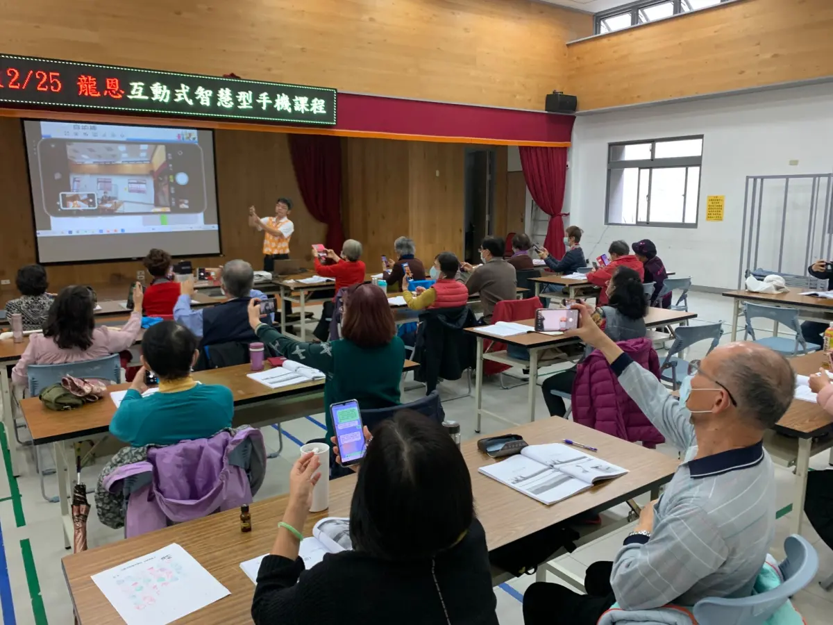▲長輩到據點或銀髮俱樂部學習互動式智慧型手機操作，縮短數位學習落差。（圖 ／新北市政府社會局提供）