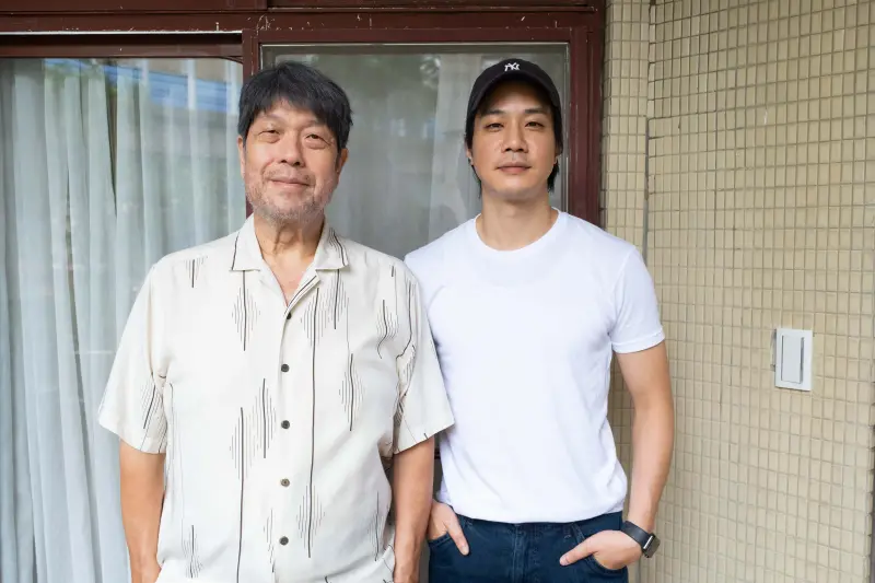 ▲羅北安（左）、薛仕凌在HUSH歌曲MV中扮演父子，其中一個橋段是薛仕凌簽下放棄急救同意書。（圖／默聲音樂提供）