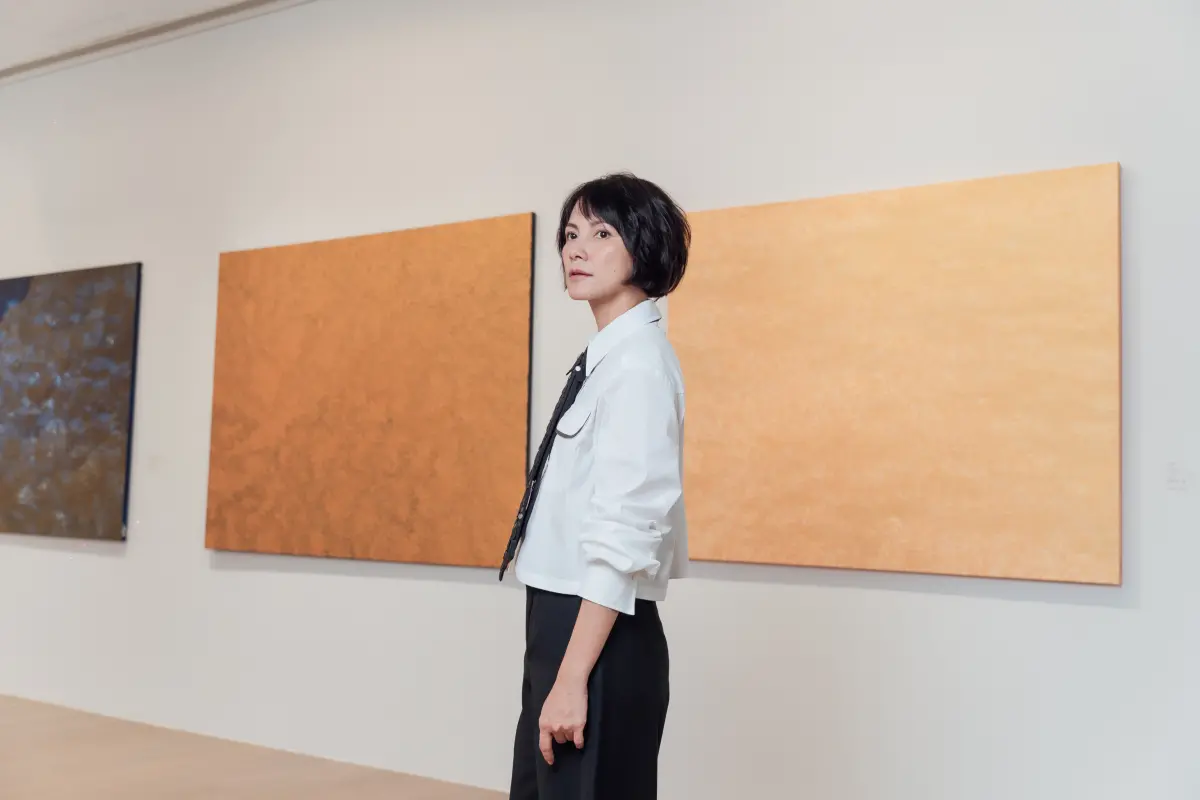 ▲李心潔舉辦畫展，提到因為長期畫畫，右手受傷一事。（圖／滾石唱片提供）