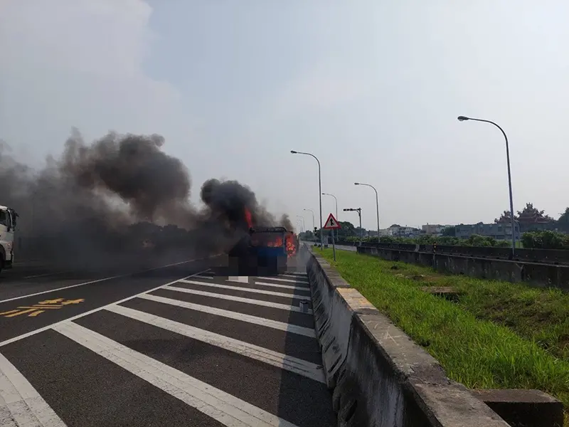 ▲民雄交流道發生火燒車事件，貨車上無人機遭火吞噬全毀。（圖／國道警察大隊提供）