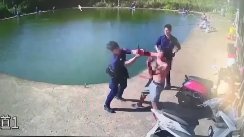 ▲酒醉男子持鐮刀攻擊，文林派出所員警華宏麟徒手奪刀逮人。（圖 ／翻攝畫面）