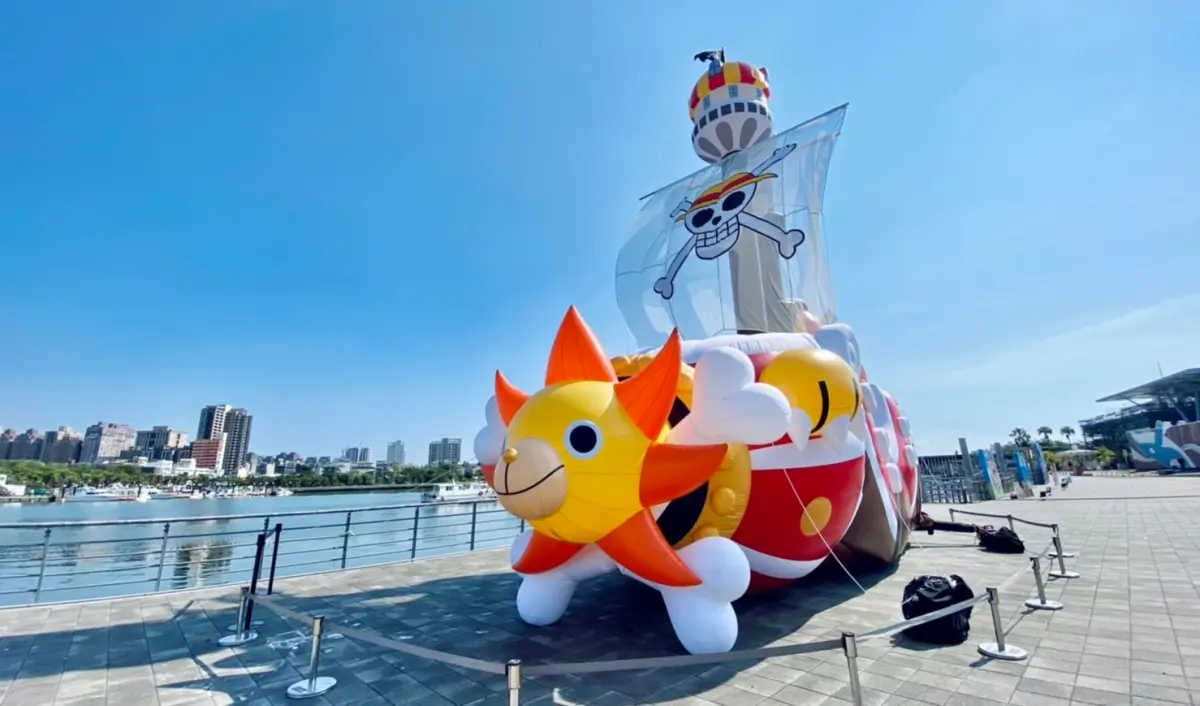 ▲海賊王迷衝了！《航海王》登陸台南安平碼頭「ONE PIECE海潮慶典」！必拍12米高千陽號、5座巨型喬巴超人帽氣球，還有夜間燈光秀，別忘記逛逛快閃店超多周邊商品。（圖／記者蕭涵云攝）
