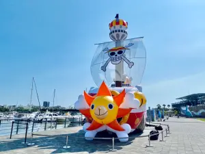 ▲高達12米的「大型千陽號陸上氣球」，登陸安平碼頭。（圖／記者蕭涵云攝）