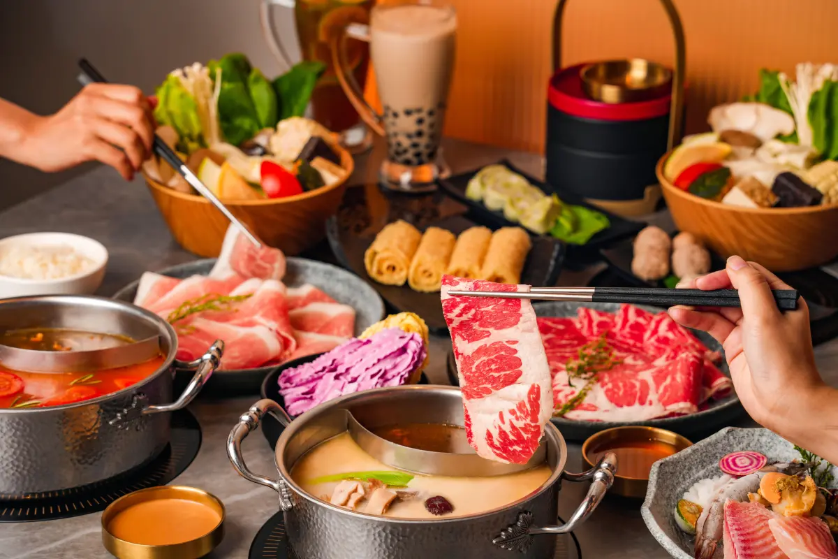 ▲近期不少餐廳與飯店業者推出買一送一，點特定餐點或飲品享買一送一，飯店住房也有連住兩天或連訂兩間的優惠。（圖／「呷哺呷哺」提供）