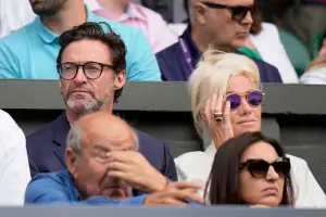 ▲休傑克曼（左）、黛博拉2個月前一起觀賞溫布頓網球公開賽，這是夫婦倆最後一次合體亮相。（圖／美聯社）
