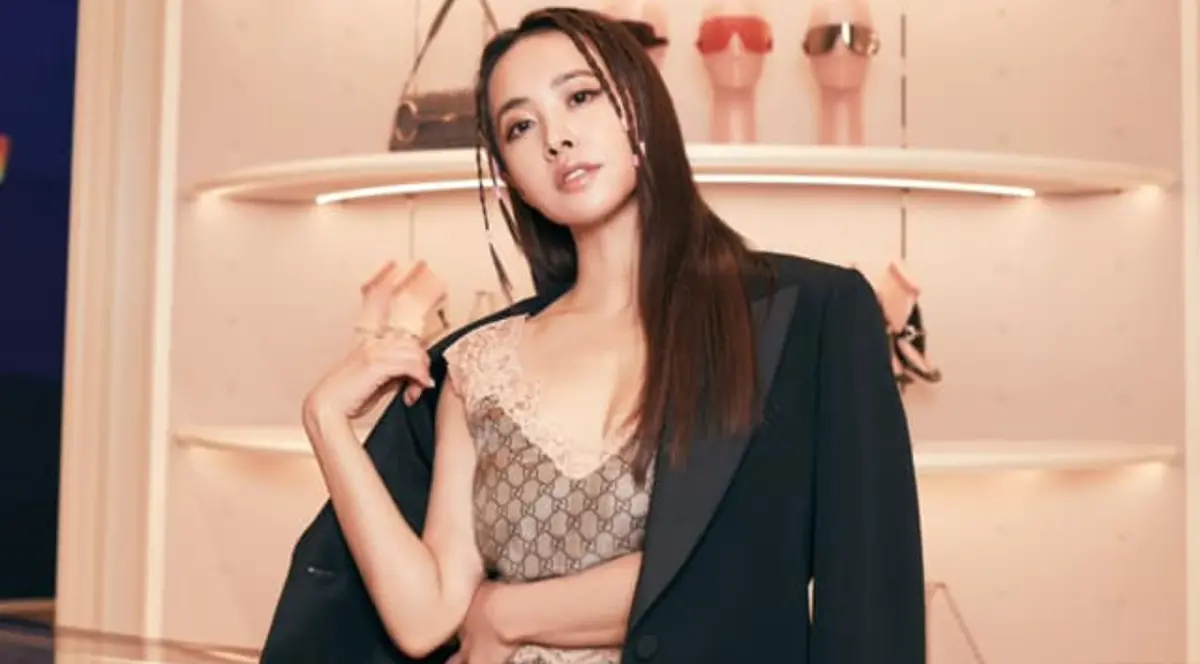 ▲蔡依林出席時尚活動，走路時高衩裙全開，露出一雙美腿。（圖／翻攝自蔡依林臉書）