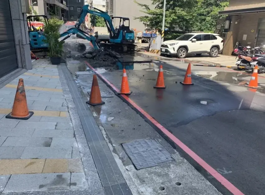 ▲新北三峽區民生街1巷發生瓦斯管線破裂漏氣，新北市消防局出動人車前往警戒。（圖／翻攝畫面）