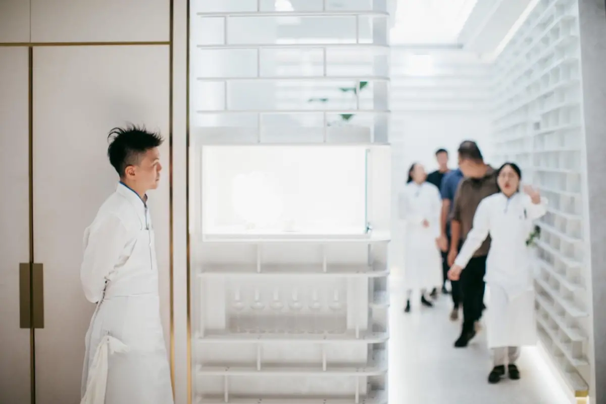 ▲米其林公布2024年2月新入選名單公布，共有6家，包含RAW前主廚黃以倫（左）的新作「A」餐廳。（圖／取自A Taipei臉書）