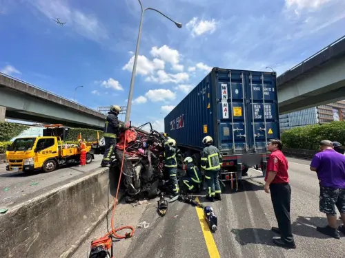 ▲內湖交流道4車追撞車故，其中一輛轎車遭擠壓成爛鐵，有兩人受困車內OHCA。（圖／翻攝畫面）