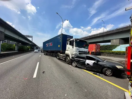 ▲內湖交流道4車追撞車故，其中一輛轎車遭擠壓成爛鐵，有兩人受困車內OHCA。（圖／翻攝畫面）