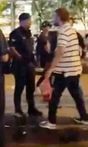 ▲等到警方出現時,男子一度激烈進行反抗,但最終仍被警方帶回。(圖/TikTok) ▲等到警方出現時,男子一度激烈進行反抗,但最終仍被警方帶回。(圖/TikTok)