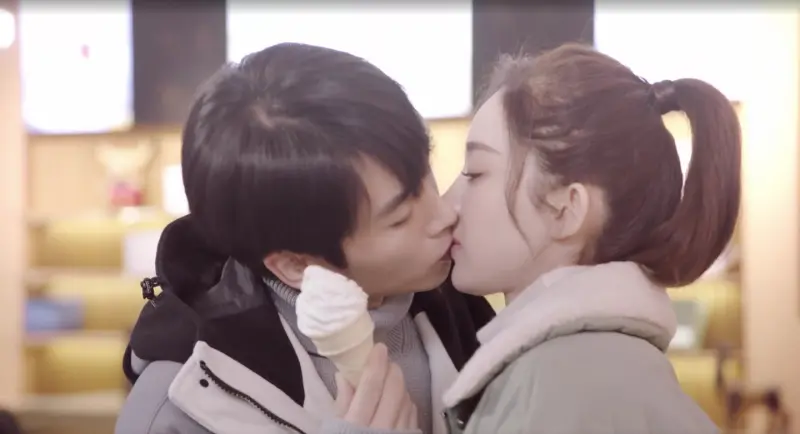 ▲陳妍希的老公陳曉（左）在新戲《無與倫比的美麗》，獻出吻功親前女友古力娜扎。（圖／翻攝MyVideo）
