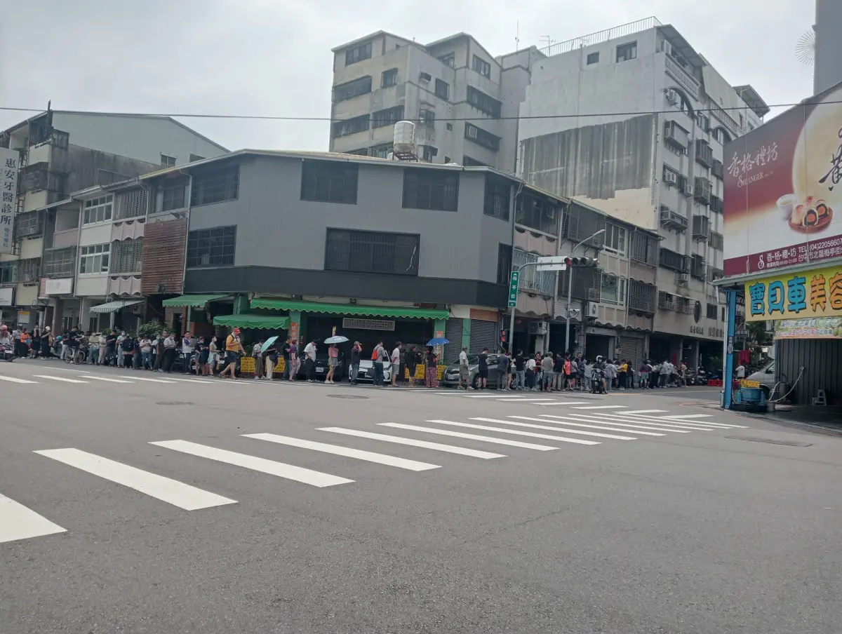 ▲台中北區一處街頭出現「無盡頭人龍」，但其實這景象年年上演。（圖／爆廢公社二館）