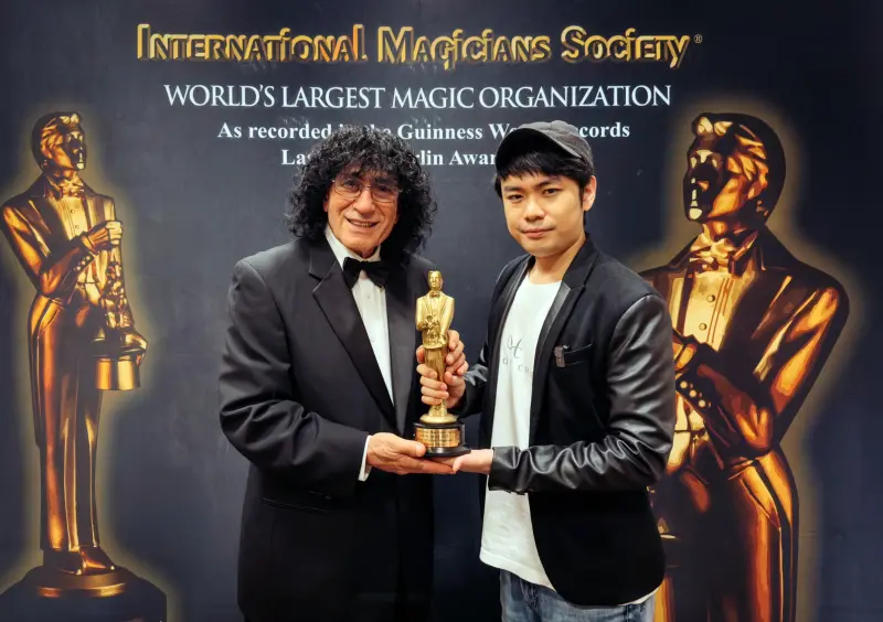 ▲簡子（右）上個月剛榮獲魔術界奧斯卡梅林獎，簡子也是繼2010年劉謙之後，第二位台灣獲獎者。（圖／簡子製造提供）