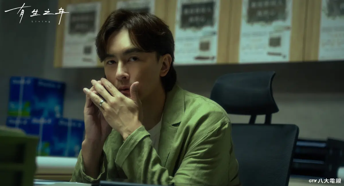 ▲鄭元暢在《有生之年》為家庭賣命，竟被多年未回的大哥吳慷仁被趕出家門。（圖／八大提供）