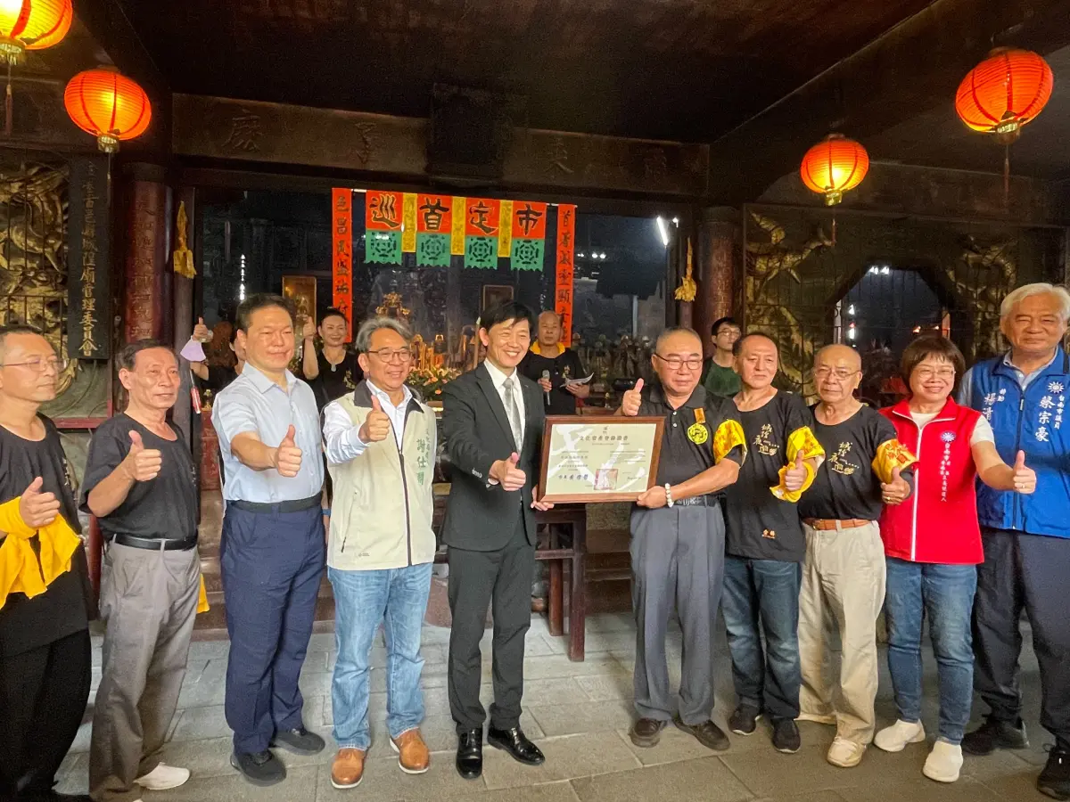 ▲「府城縣城隍夜巡」登錄無形文化資產，臺南市副市長葉澤山特地親頒文化資產證書，表彰對廟方傳承民俗之肯定。（圖／台南市政府提供）