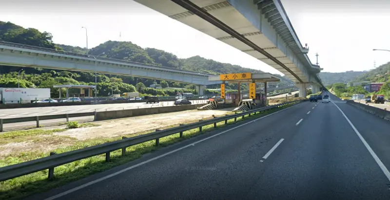 ▲台灣的國道計程收費，早在2013年底就全面改為eTag電子收費，收費站陸續遭到拆除，但「全台第一座」的泰山收費站仍有一小部分收費亭被保留。（圖／GoogleMaps）