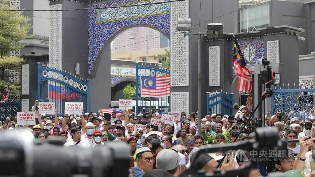 ▲馬來西亞「國盟青年團」16日在吉隆坡舉辦「拯救馬來西亞」集會，近千人參與並著「拯救馬來西亞」和「打擊貪污」白色T恤。（圖／中央社記者黃自強吉隆坡攝 112年9月16日）