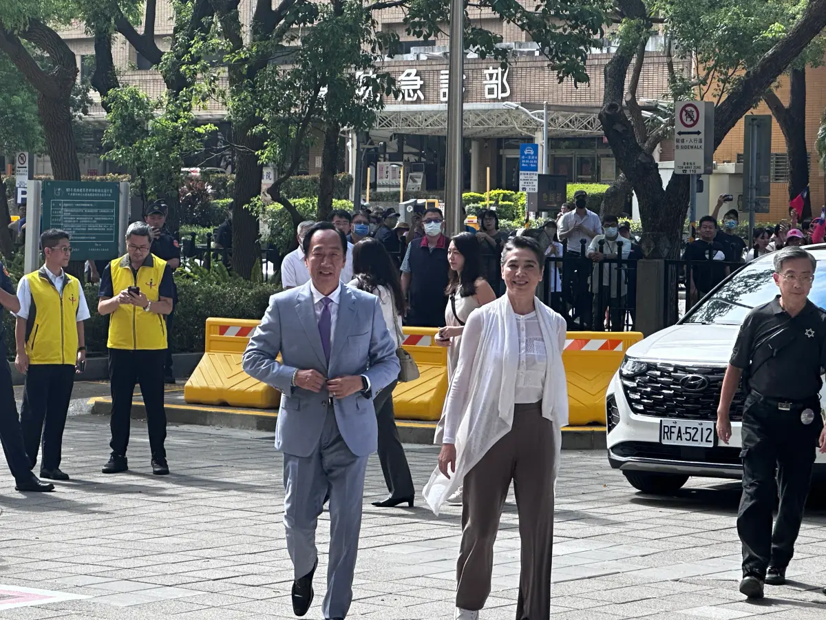 ▲郭台銘、賴佩霞今上午一同前往中選會，連署登記參選總統。（圖／記者翁子竣攝）