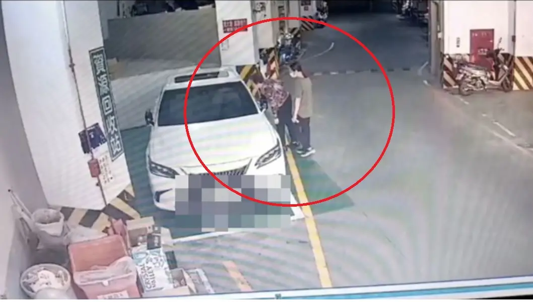 ▲新北市淡水區92歲張姓婦人，疑因為生活費問題，氣憤找上69歲黃姓女婿，並持拐杖敲打其駕駛的轎車，黃男因此對岳母提告，士林地檢署依毀損罪起訴張婦。（圖／翻攝畫面）