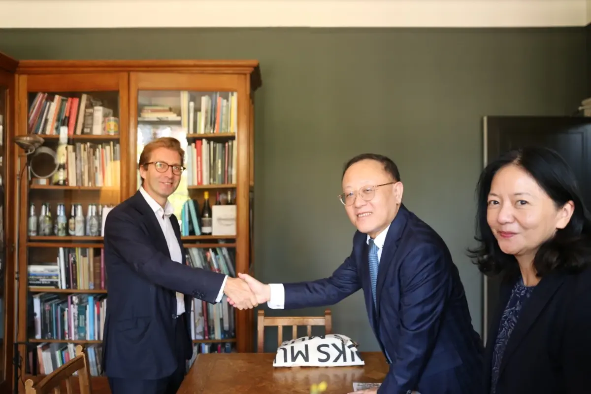 ▲文化部長史哲（中）日前訪荷，宣布明年台北國際書展主題國為荷蘭；明年恰逢台荷相遇400週年，與荷蘭國家博物館長塔科．迪比茨（左）及駐荷蘭大使陳欣新（右）共同商討結合雙邊館舍及資源。（圖／文化部提供）
