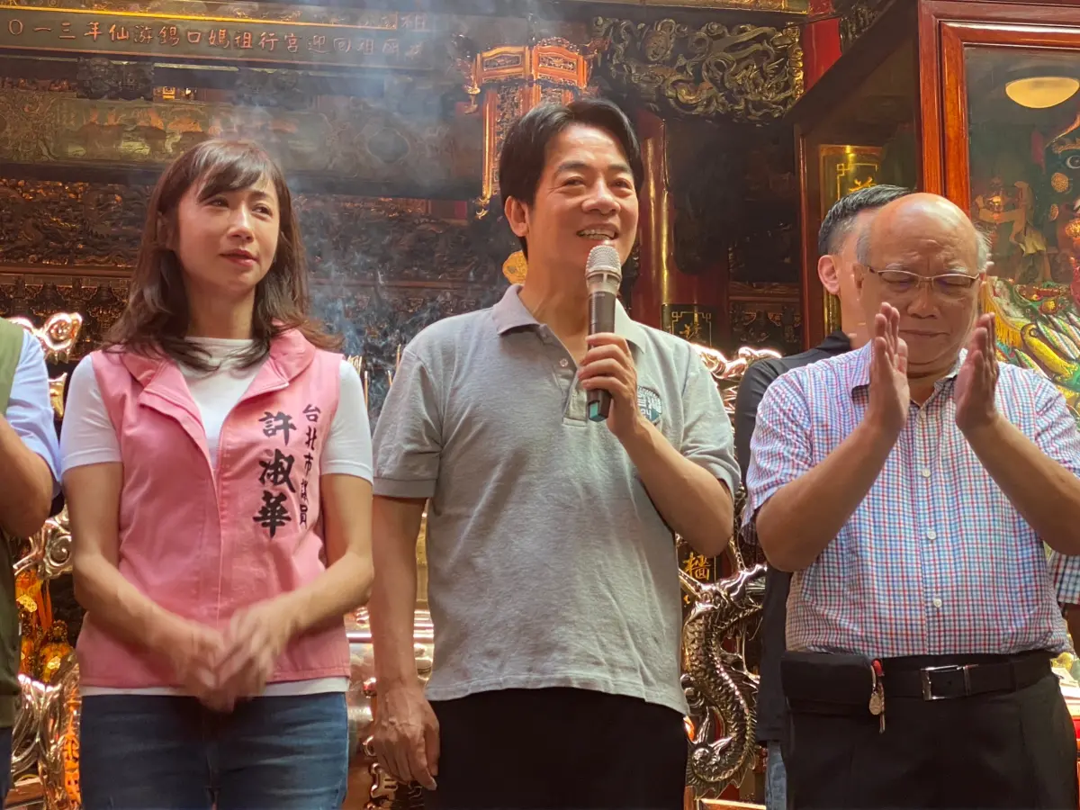 ▲慈祐宮董事長陳玉峰（右）日前祝福侯友宜「高票當選」，今日祝福賴清德「心想事成」。（圖／記者陳威叡攝，2023.09.17）