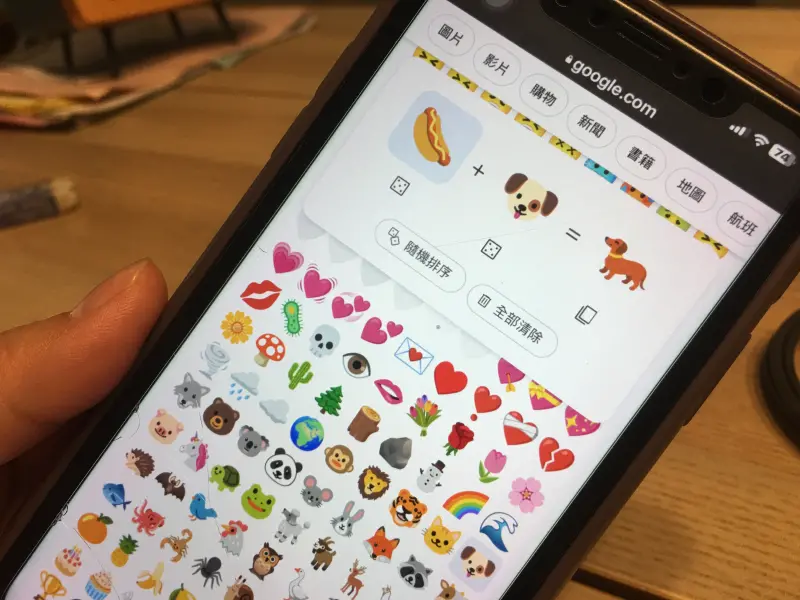 ▲Emoji Kitchen玩到瘋，但你知道全球最受歡迎Emoji是哪個嗎？答案是「喜極而泣」，而且它還連續霸榜10年。（圖／記者徐銘穗攝）