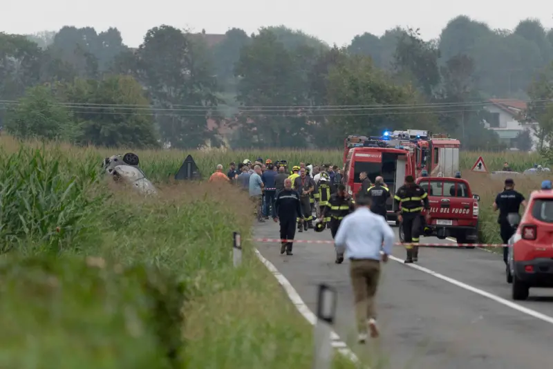 ▲一架義大利軍機在西北部杜林（Turin）演練期間墜毀，撞上地面一輛載著全家人旅行的汽車，造成5歲女童喪生。（圖／美聯社／達志影像）